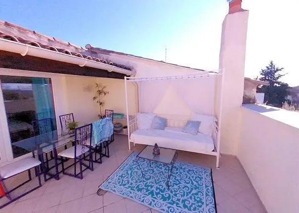 Merveilleuse propriété de quatre chambres avec terrasse près de Pezenas !