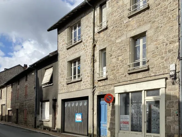 Du potentiel pour cette maison de village avec espace extérieur