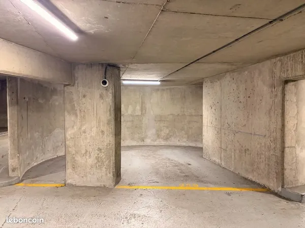 Très grand parking Levallois, limite 17è - 30m2