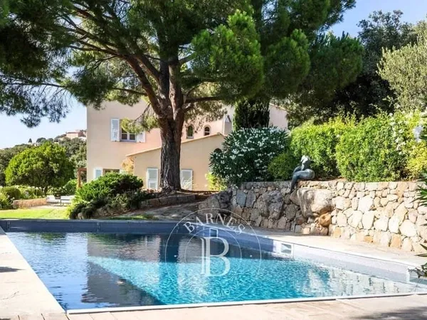 Villa 9 pièces 330 m²