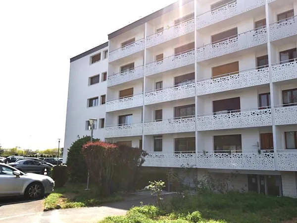 Appartement T1 à vendre à Combs-la-Ville, dernier étage avec balcon et parking