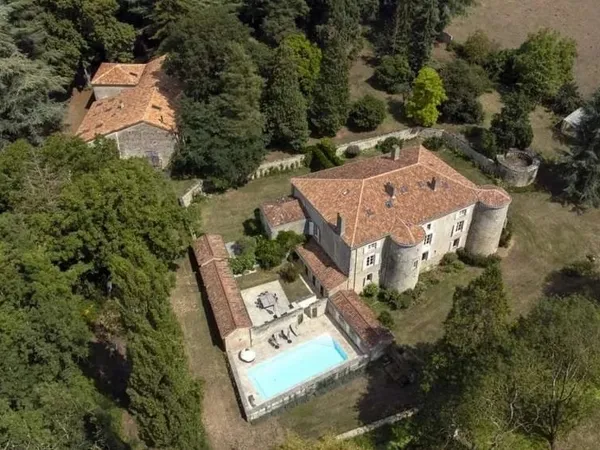 Château médiéval magnifiquement rénové