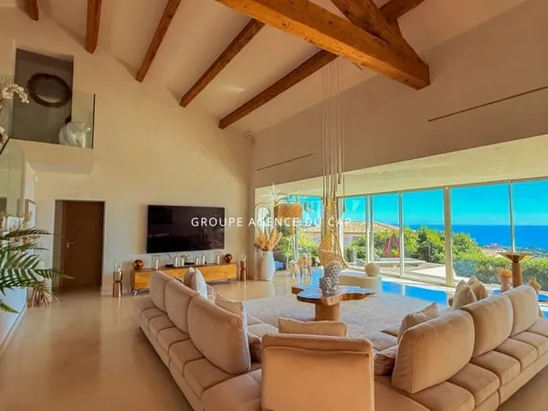 À VENDRE VILLA DE 9 PIÈCES AVEC VUE MER SUR LE GOLFE DE SAINT-TROPEZ, AUX ISSAMBRES