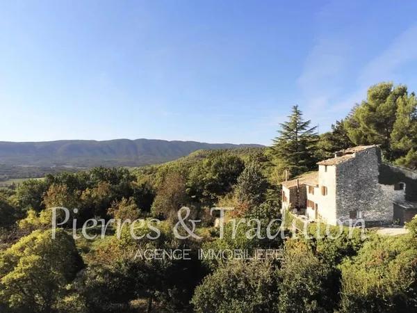 Luberon, authentique bergerie du XVIIIème avec vue dominante