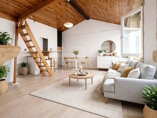 VIEUX LYON - T1 AVEC CACHET - DERNIER ETAGE - TRAVERSANT