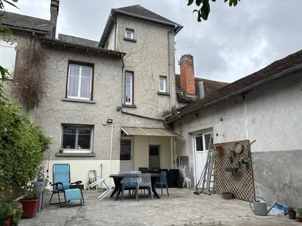 GRANDE MAISON AVEC GRANGE