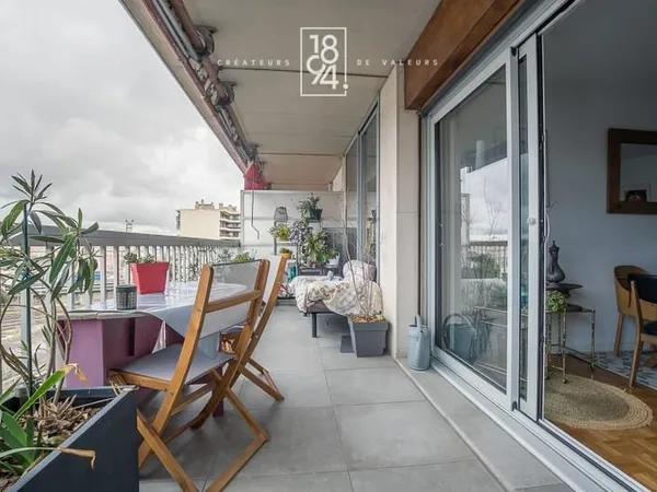 Appartement traversant rénové de type 4 de 94m2 avec une terrasse, secteur Longchamps