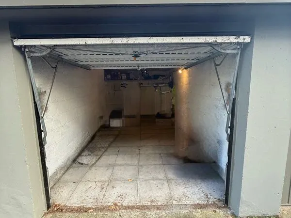 Garage avec porte automatique