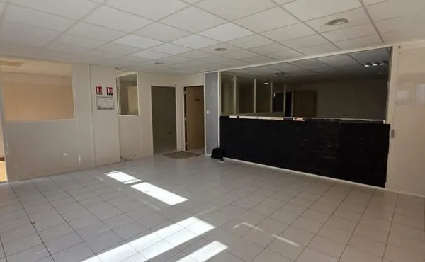 LOCAL COMMERCIAL 160 m2 QUARTIER LA LUNETTE 4 PARKINGS
