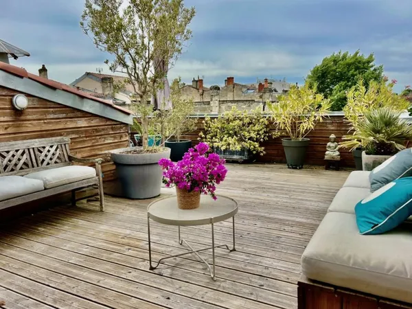 A Louer meublé pour 1 an appartement terrasse Bordeaux Jardin Public
