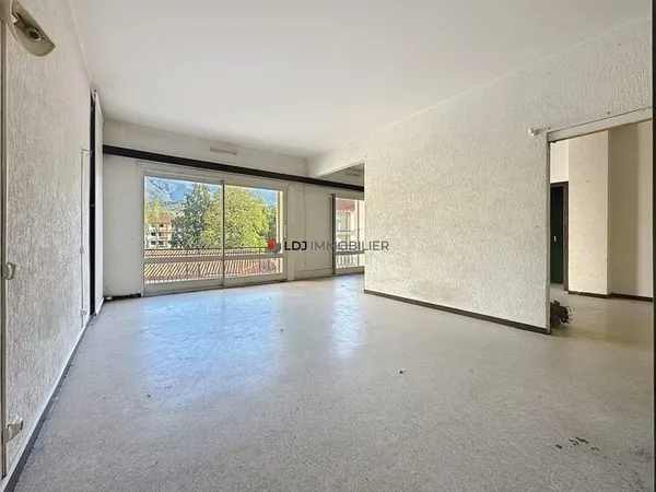 Grand appartement traversant au 2€ étage
