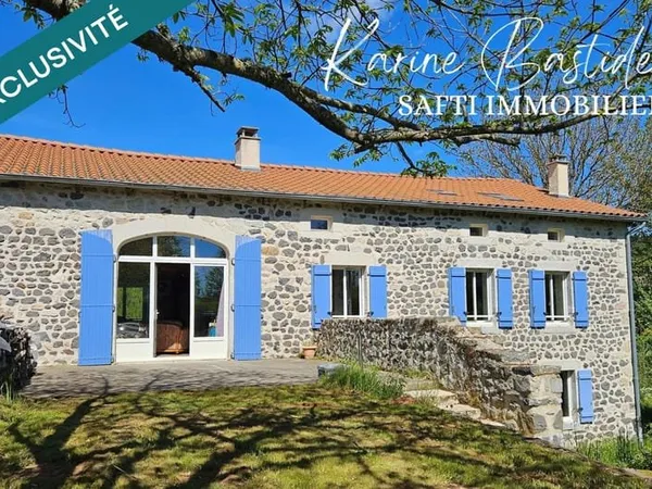 Belle maison en pierres sur grand jardin