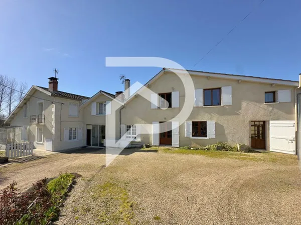 Ensemble immobilier maisons, dépendances et étang à Saint Front De Pradoux