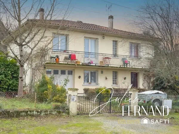 Maison à étage avec garage et jardin.