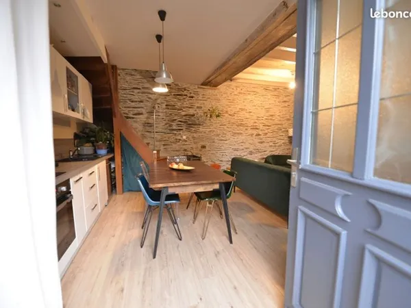 Maison meublée à louer , pièce de vie, deux chambres,deux de bain et deux wc