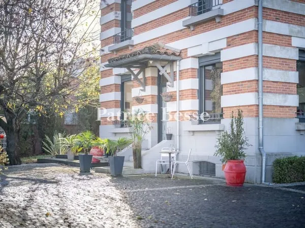 A Toulouse, sur les côteaux du secteur résidentiel prisé de Pech David, une maison singulière établi