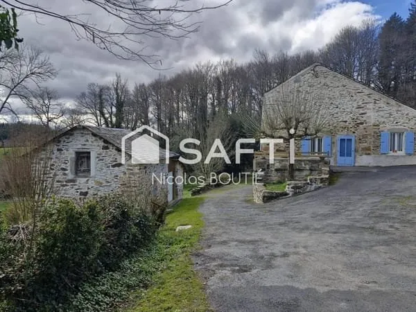 Maison mitoyenne dans hameau avec garage et terrain