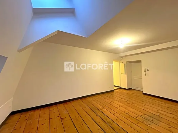 À LOUER , Appartement 2 pièces dans un immeuble classé Monument Historique à Saint-Amour (39160)