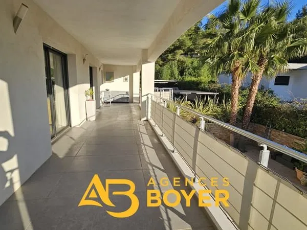 Villa-Appartement avec piscine dans un cadre calme et verdoy