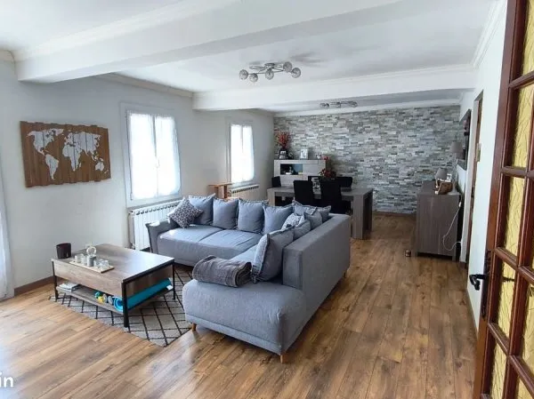Haut de villa 106m² - Poutres - Cuisine îlot - Extérieur clos 85m² - Garage - Toulon Barbès