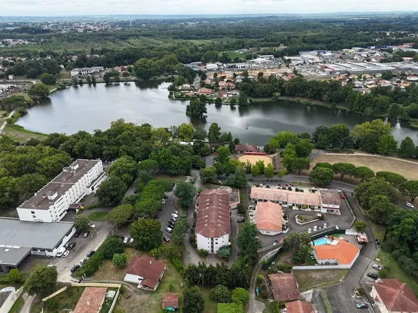 STUDIO VENDU MEUBLÉ et LOUÉ - EMPLACEMENT RECHERCHÉ (LAC et