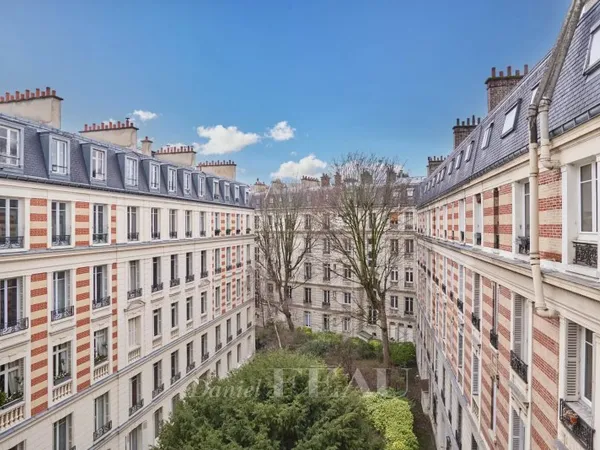 Paris XVIe - rue de la Tour - étage élevé - chambres sur jardin