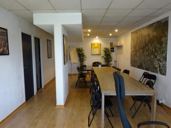 LOCAL COMMERCIAL