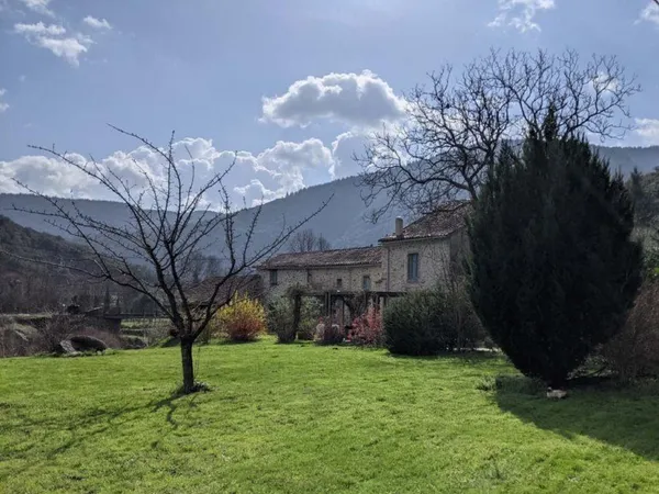 Moulin à eau du XVIIe siècle avec vue à couper le souffle
