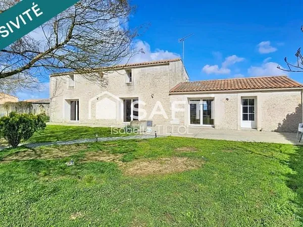 Maison en pierre vue sur les marais