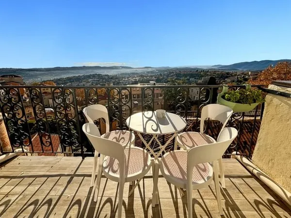 VUE MER PANORAMIQUE// Duplex, en DERNIER ETAGE Centre de Grasse