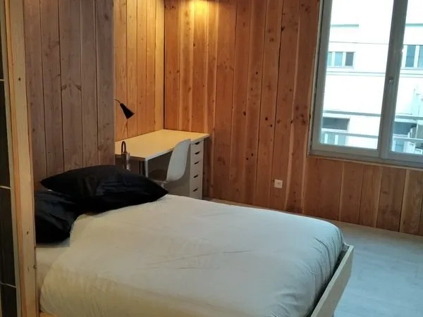 Chambre lumineuse dans colocation tres agreable