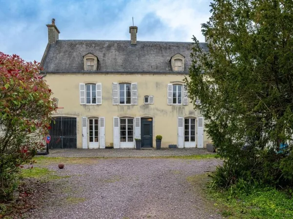 Dans le centre de Bayeux, une propriété du XIXe siècle sur près de 3000 m2