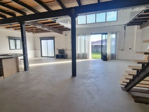LOFT d'exception de 245 m² et garage de 173 m² sur un terrain de 636 m²