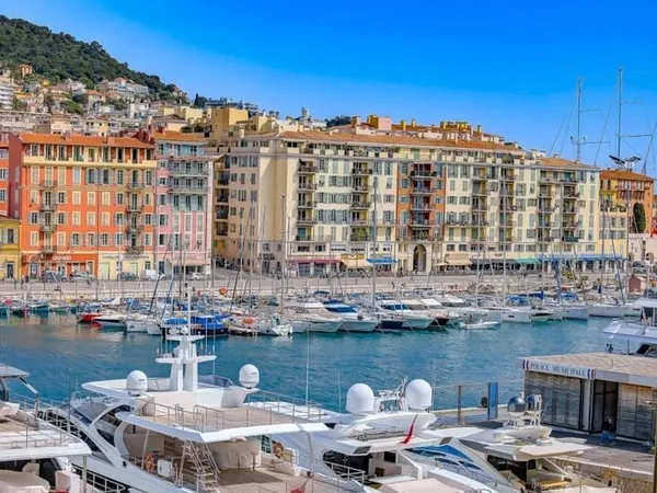 PORT DE NICE - 4P RENOVE - VUE MER - TRAVERSANT