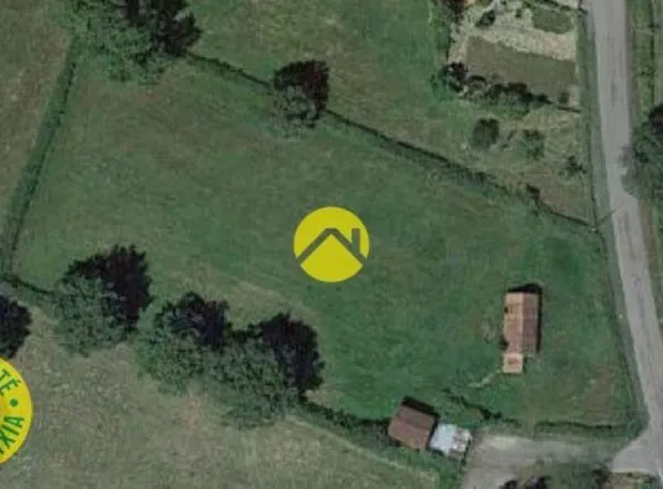 Terrain avec ancienne bâtisse