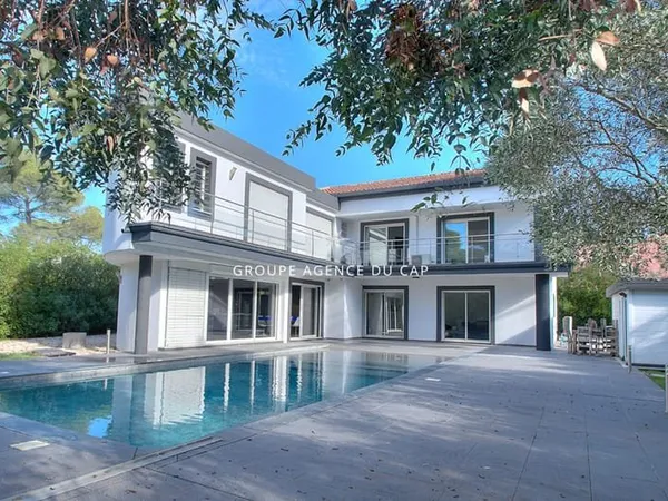 VILLA SAINT RAPHAEL VALESCURE 279M² AVEC PISCINE PROCHE DES GOLFS