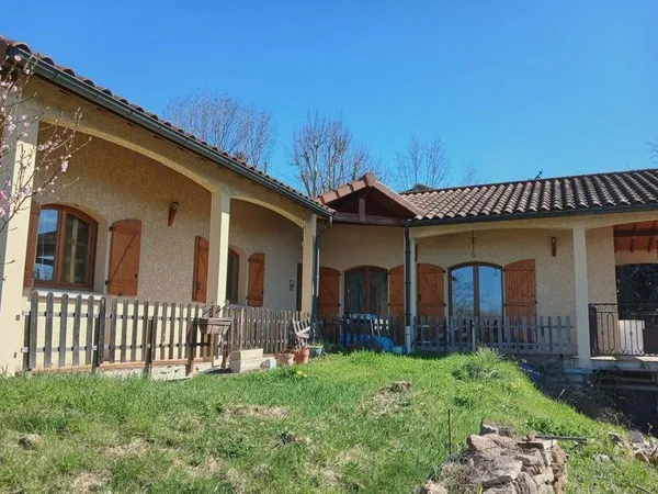 Superbe maison avec vue exceptionnelle à Vic le comte (63)