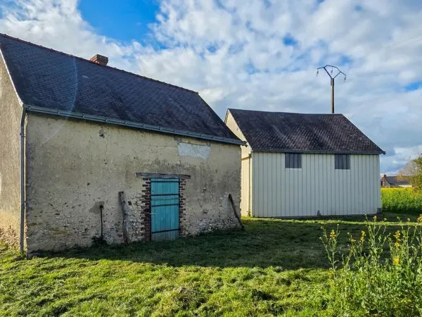 Maison à restaurer avec hangar