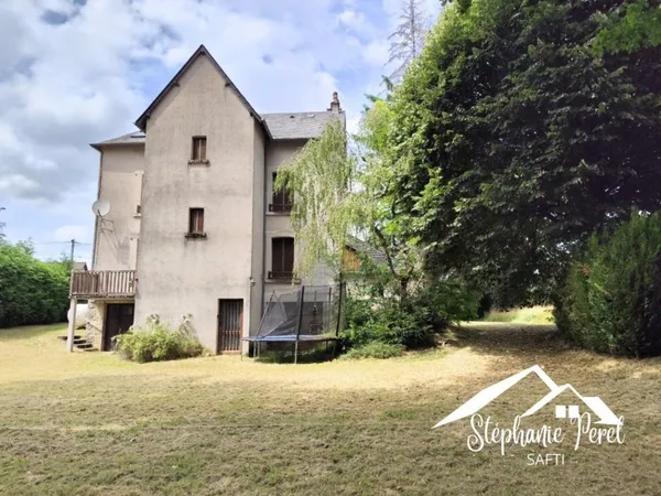 Maison familiale ou projet locatif : 215 m² de potentiel à explorer à Bugeat !