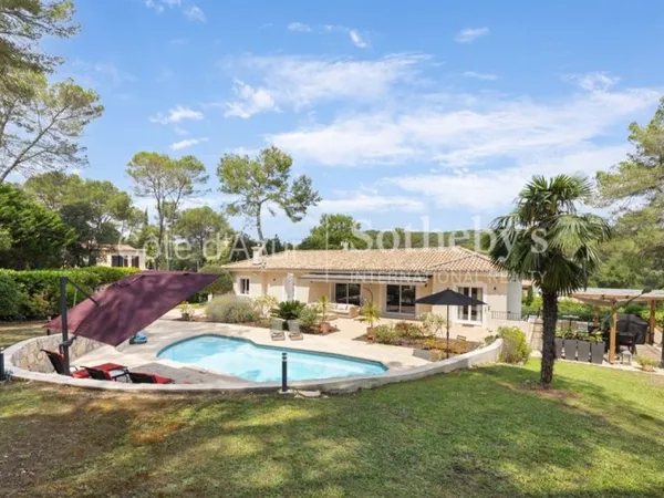 Villa familiale rénovée dans domaine privé sécurisé à Mougins, proximité Mougins School