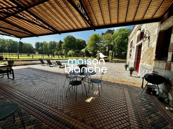 Vends propriété - 381.93m² - 10 pièces, 5 chambres - Angers 49100
