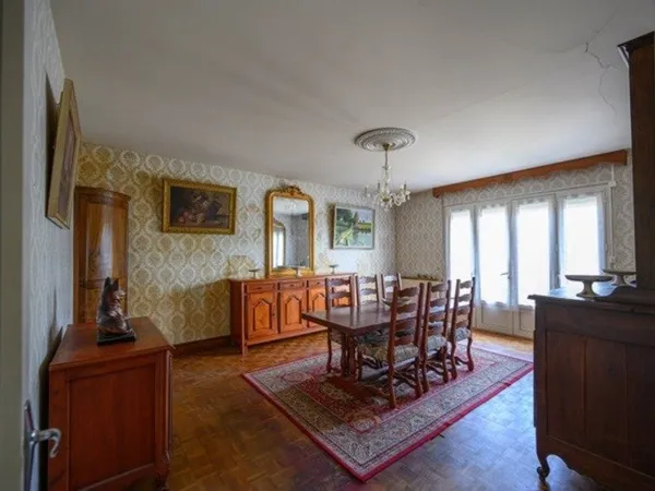 Ruelle sur Touvre. Maison 179 m² avec 3 garages sur parcelle de 2039 m²