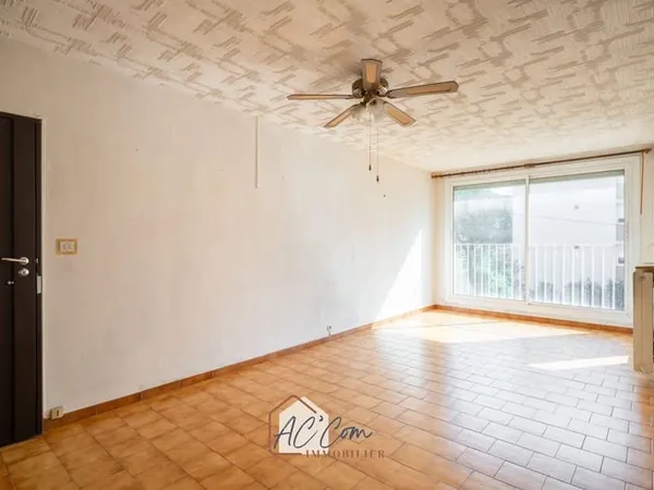 APPARTEMENT 3 PIECES EN DERNIER ETAGE + CAVE & PARKING PRIVA