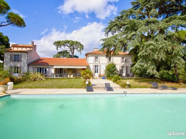 Maison 10 pièces 460 m²
