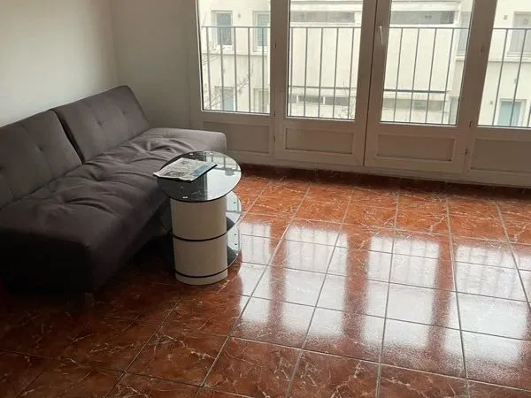 Chambre privée à louer. Cherche personne sympathique non fumeur . Travailleur