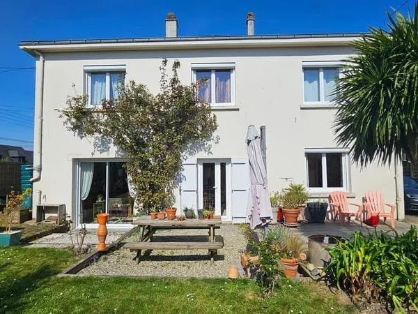Propriété de 157 m² habitables dans le centre ville de LA CHAPELLE SUR ERDRE