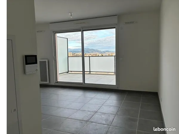Studio dernier étage avec vue mer