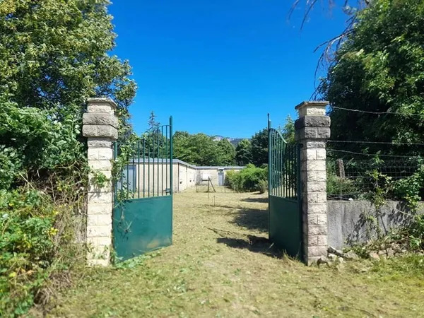 Maison 177m², entrepôt 400m², terrain 6826m²