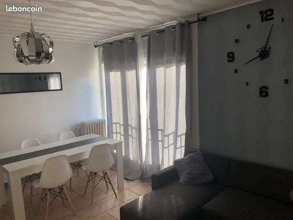 Appartement 4 pièces 70 m² avec 3 chambres et 3 parkings proche N12 et commerces