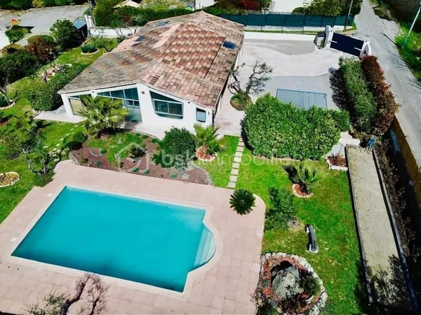 Charmante Villa Provençale de Plain-Pied avec Piscine et Terrain Paysagé